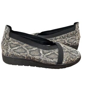 NWT Nurture sz 8 Kizzie snake print envelope flats